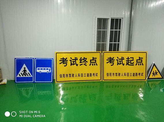 標(biāo)志牌無塵貼膜車間